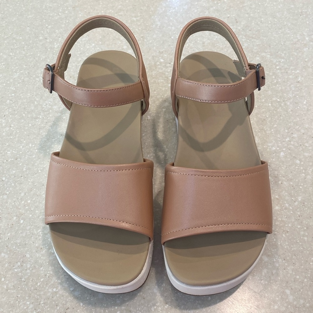 Abeo Devyn Buckle Sandal, size 7, rose gold